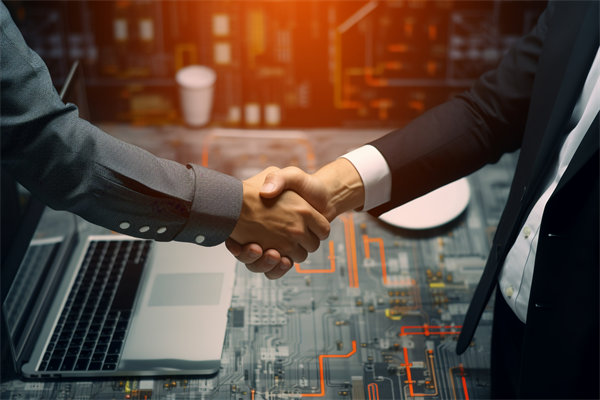 集成供应链在降低运营成本和提高利润率方面有何优势？