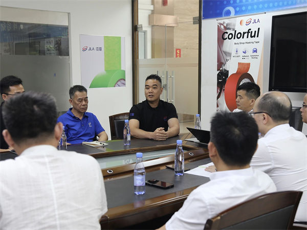 杰联董事长兼总经理欧镇坚先生