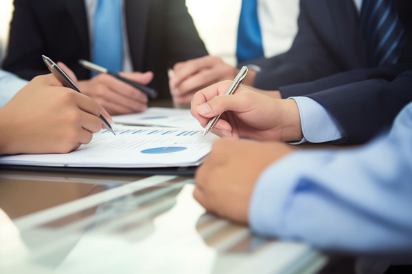 企业在推进精益生产时，如何平衡短期目标与长期战略？