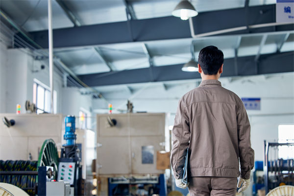 精益生产中的持续改善理念如何在实际工作中得到落实？