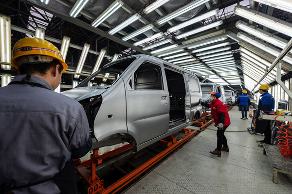 在精益生产过程中，如何有效识别并解决生产瓶颈问题？