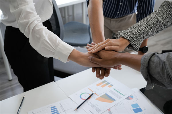 跨文化管理对企业全球化战略实施的影响及应对策略？