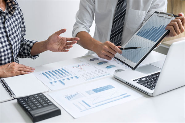 在滚动预算模式下，如何确保预算的连续性和前瞻性？