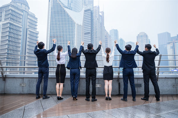 29岁男演员退圈回老家赶集摆摊，人力资源怎么看？