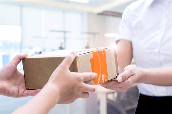 快递员入职京东13年工资共100多万，对其他企业有何启示？