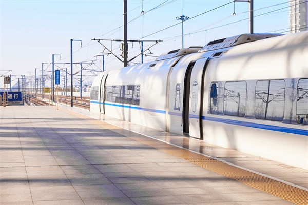 美国为什么没有中国那样的高铁？是哪些方面限制了？