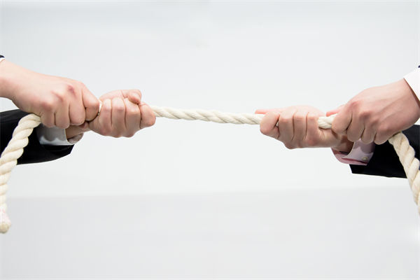 竞争对手众多时，品牌如何制定差异化战略管理路径？