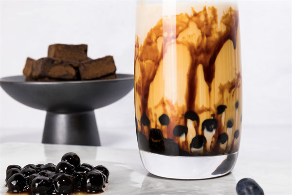 竞争对手众多时，品牌如何制定差异化战略管理路径？