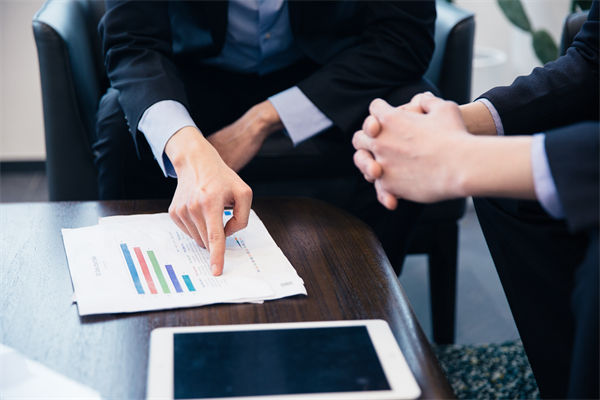 市场突变冲垮计划，如何构建滚动调整的动态校准机制？