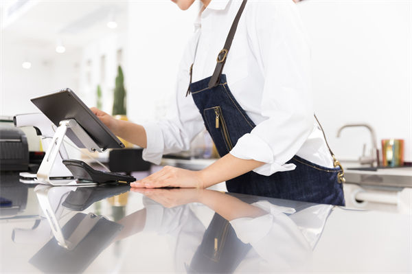 29岁女演员回应在餐厅当服务员，人力资源怎么看？