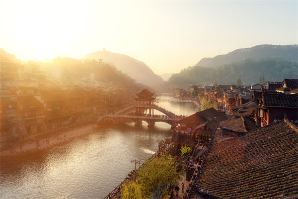 战略规划分析：村民不满古镇收门票，指引游客逃票