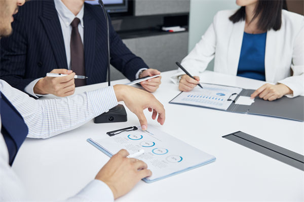 人力资源管理：老人养老金被孩子刷走卡里只剩5块8