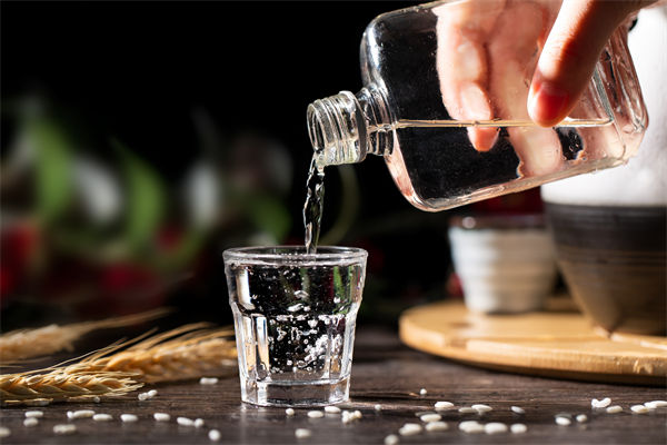 白酒遇冷，集体“降度”，关联企业有何营销启示？